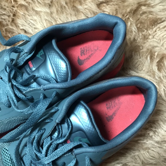 *SOLD* Green & silver Nike sneakers - Picture 4 of 6